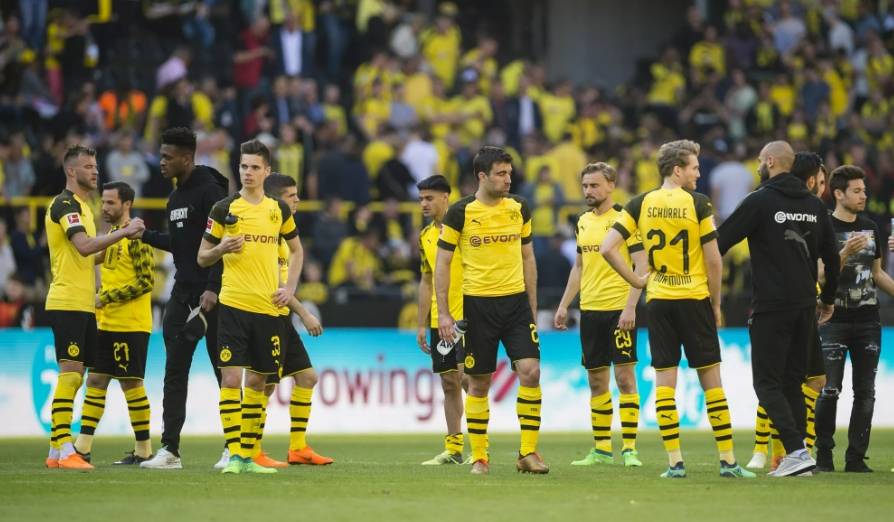 多特蒙德球迷团结一致为球队加油 多特蒙德球迷团结一致为球队加油