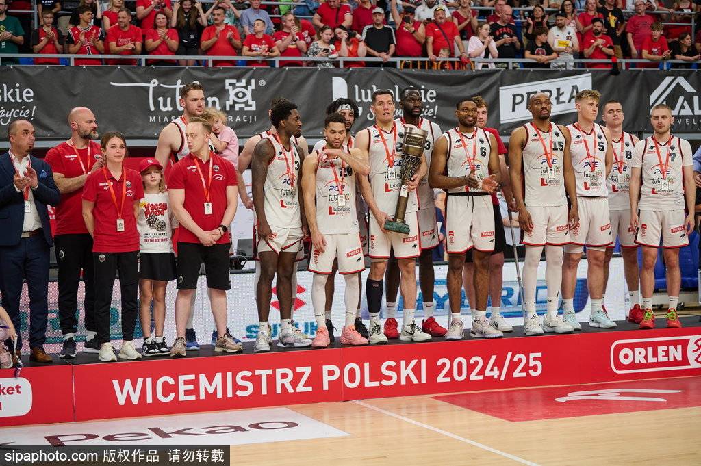 篮球专业队伍在国际比赛中取得胜利 篮球专业队伍在国际比赛中取得胜利