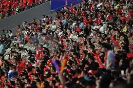 比赛现场观众热情高涨,气氛十分火爆 比赛现场观众热情高涨,气氛十分火爆