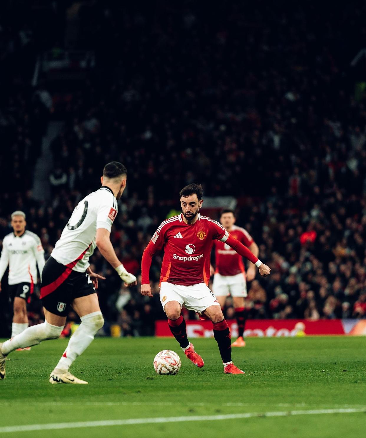 乐鱼体育app-曼联客场惨败，鲁尼怒斥球队表现不称职