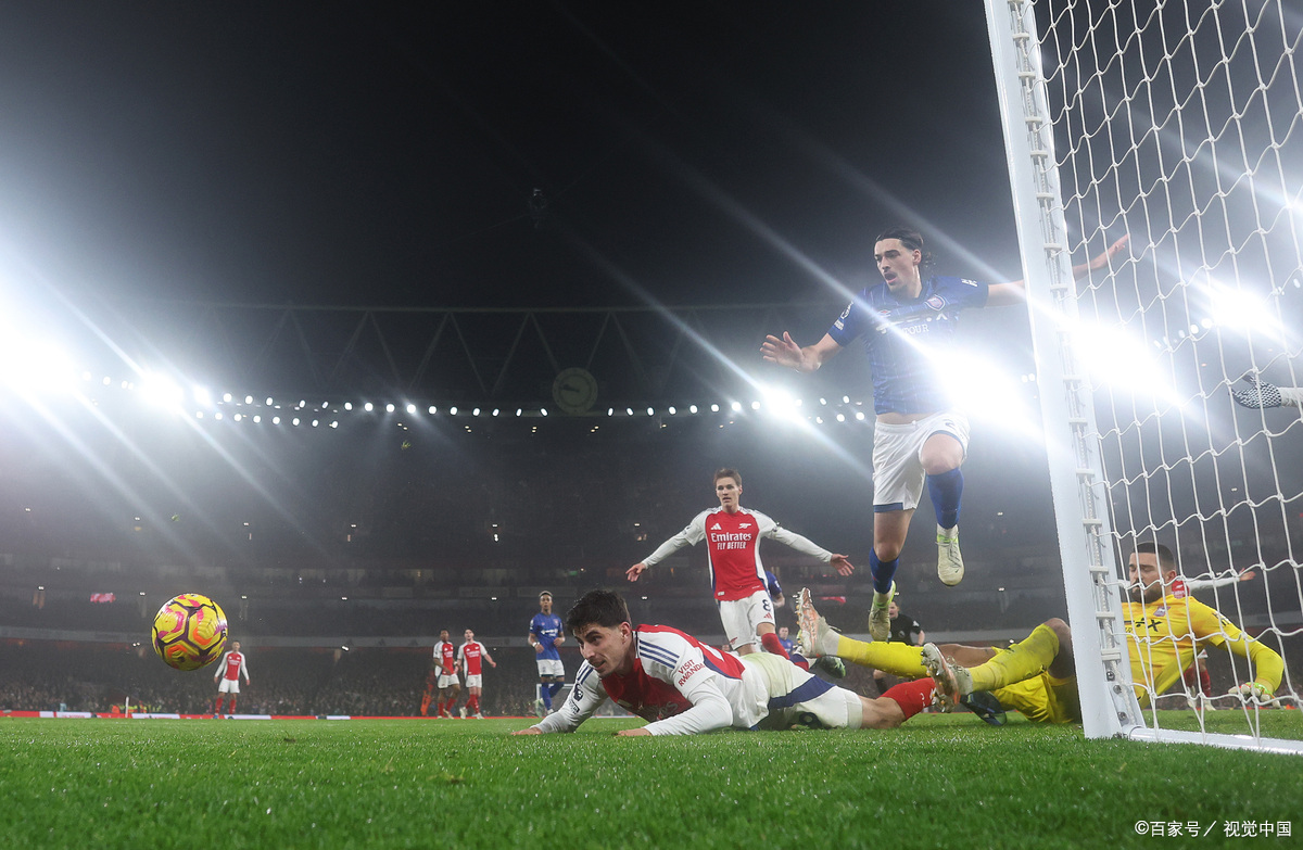 击败对手,球队在足球比赛中表现出色 击败对手,球队在足球比赛中表现出色