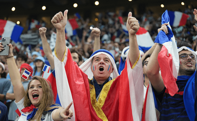 精彩的比赛场面引发球迷热议 精彩的比赛场面引发球迷热议