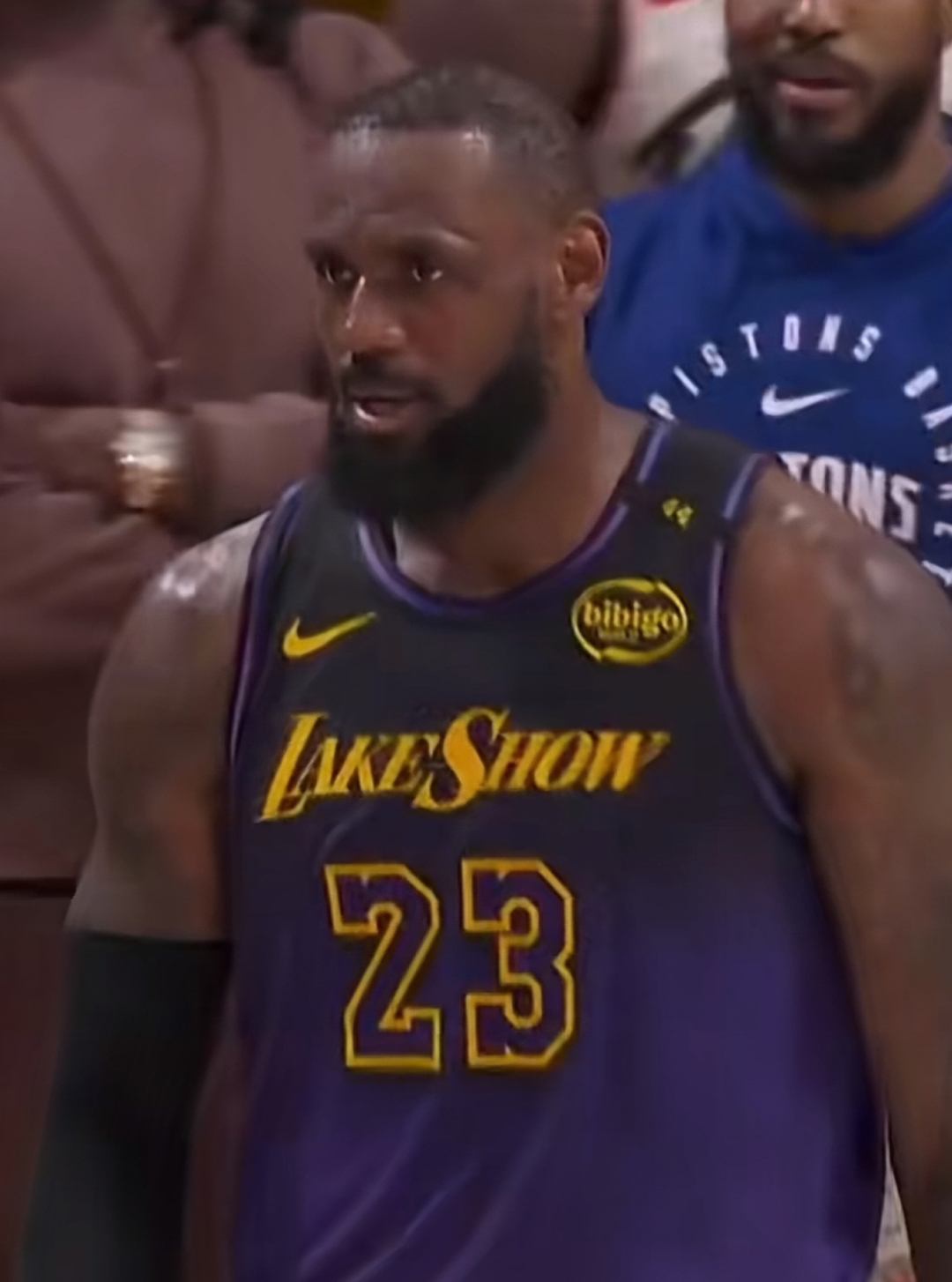 乐鱼体育app下载-骑士赢得悬念胜利，浓眉哥独得40分成领军功臣