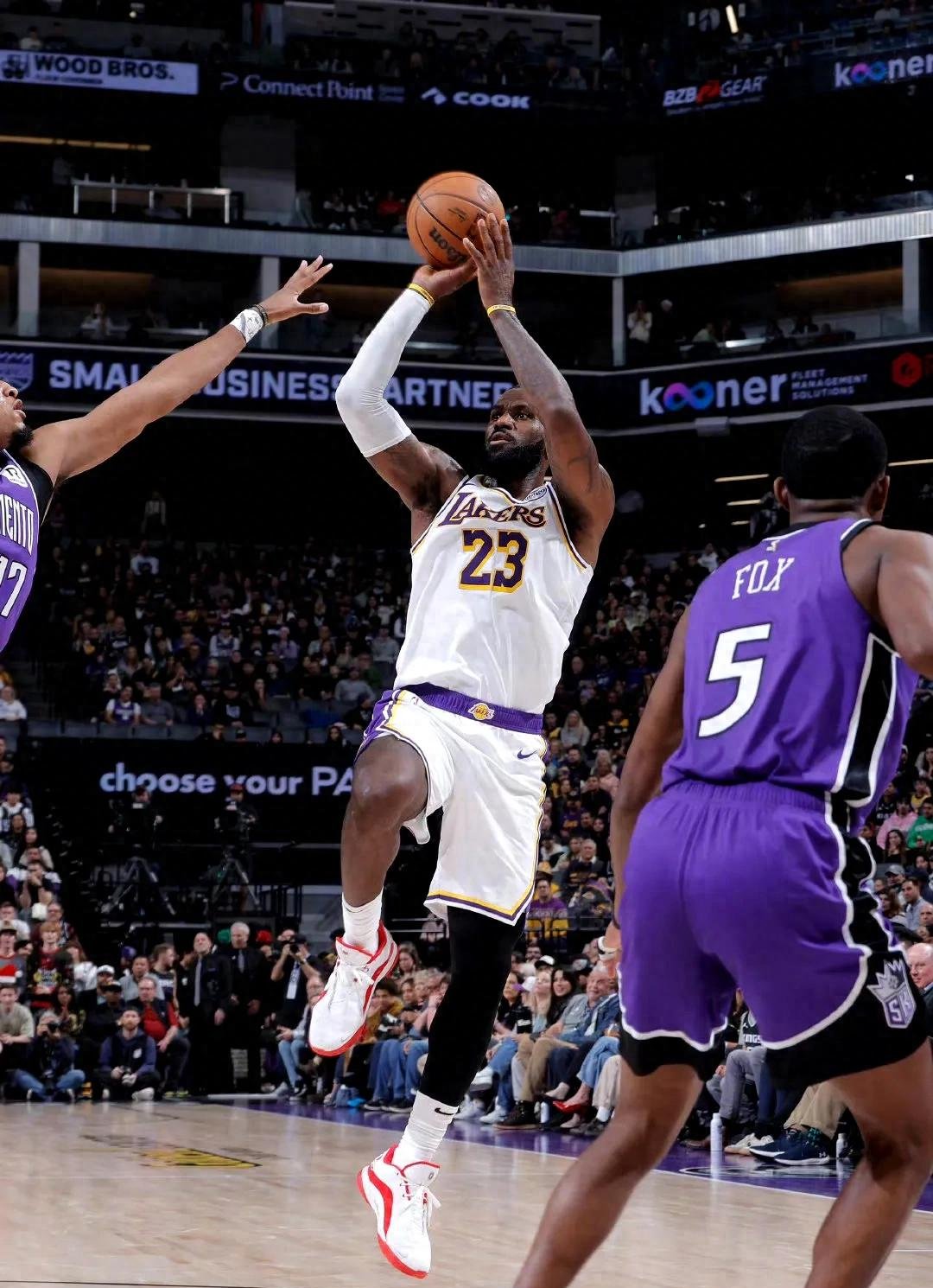 NBA常规赛:湖人力克篮网,取得两连胜 NBA常规赛:湖人力克篮网,取得两连胜